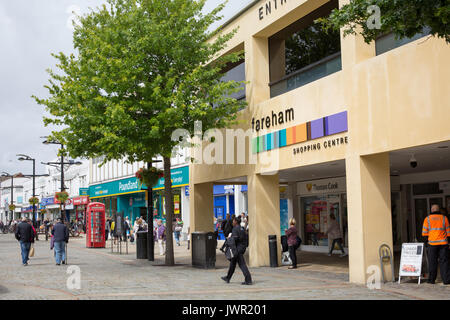 Fareham, einer kleinen Stadt in Hampshire. Das Foto zeigt die Fußgängerzone der West Street, der Haupteinkaufsstraße der Stadt. Stockfoto