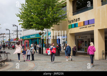 Fareham, einer kleinen Stadt in Hampshire. Das Foto zeigt die Fußgängerzone der West Street, der Haupteinkaufsstraße der Stadt. Stockfoto