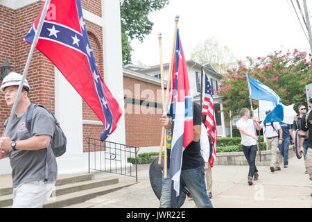 Charlottesville, USA. 12 Aug, 2017. Neonazis, White supremacists und andere Alt-rechten Fraktionen scuffled mit Gegendemonstranten in der Nähe von Emanzipation Park (ehemals "Lee Park') in der Innenstadt von Charlottesville, Virginia. Nach dem Kampf zwischen Fraktionen eskalierte, Virginia State Police bestellt die Evakuierung von allen Parteien und Stornierung der 'richtigen' Rally Vereinen geplant ist, in den Park zu nehmen. Credit: Albin Lohr-Jones/Pacific Press/Alamy leben Nachrichten Stockfoto