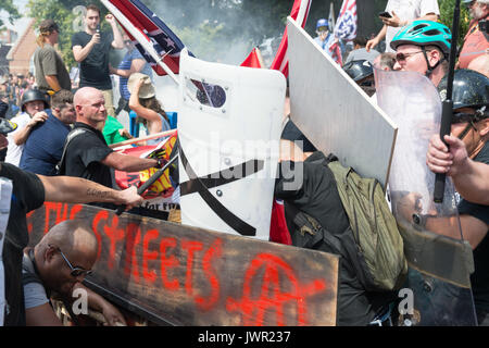 Charlottesville, USA. 12 Aug, 2017. Neonazis, White supremacists und andere Alt-rechten Fraktionen scuffled mit Gegendemonstranten in der Nähe von Emanzipation Park (ehemals "Lee Park') in der Innenstadt von Charlottesville, Virginia. Nach dem Kampf zwischen Fraktionen eskalierte, Virginia State Police bestellt die Evakuierung von allen Parteien und Stornierung der 'richtigen' Rally Vereinen geplant ist, in den Park zu nehmen. Credit: Albin Lohr-Jones/Pacific Press/Alamy leben Nachrichten Stockfoto