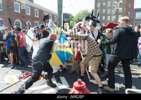 Charlottesville, USA. 12 Aug, 2017. Neonazis, White supremacists und andere Alt-rechten Fraktionen scuffled mit Gegendemonstranten in der Nähe von Emanzipation Park (ehemals "Lee Park') in der Innenstadt von Charlottesville, Virginia. Nach dem Kampf zwischen Fraktionen eskalierte, Virginia State Police bestellt die Evakuierung von allen Parteien und Stornierung der 'richtigen' Rally Vereinen geplant ist, in den Park zu nehmen. Credit: Albin Lohr-Jones/Pacific Press/Alamy leben Nachrichten Stockfoto