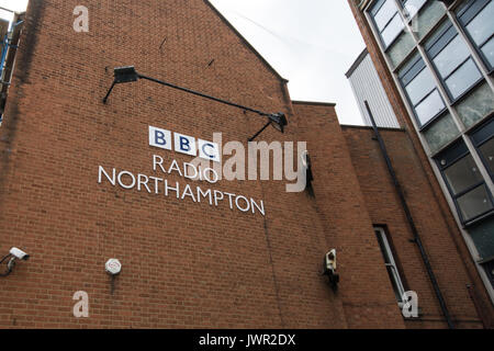 BBC Radio Northampton Schild Abington Street Abington Square Lokale Radionachrichten Musik Spiel berühmte alte internationale Lichtkamera CCTV Stockfoto