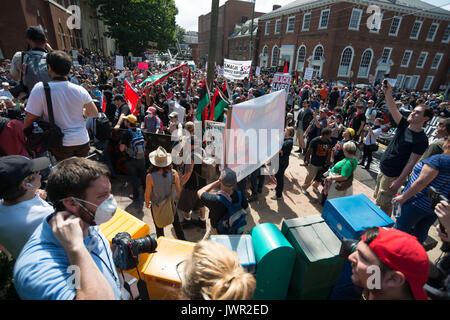 Charlottesville, USA. 12 Aug, 2017. Neonazis, White supremacists und andere Alt-rechten Fraktionen scuffled mit Gegendemonstranten in der Nähe von Emanzipation Park (ehemals "Lee Park') in der Innenstadt von Charlottesville, Virginia. Nach dem Kampf zwischen Fraktionen eskalierte, Virginia State Police bestellt die Evakuierung von allen Parteien und Stornierung der 'richtigen' Rally Vereinen geplant ist, in den Park zu nehmen. Credit: Albin Lohr-Jones/Pacific Press/Alamy leben Nachrichten Stockfoto