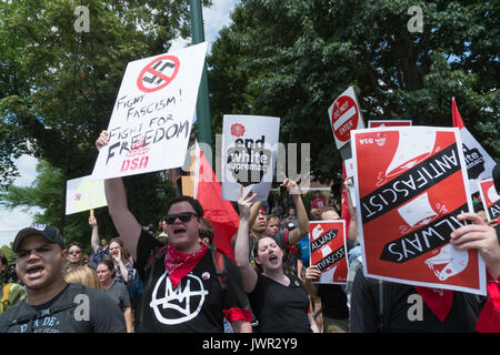 Charlottesville, USA. 12 Aug, 2017. Neonazis, White supremacists und andere Alt-rechten Fraktionen scuffled mit Gegendemonstranten in der Nähe von Emanzipation Park (ehemals "Lee Park') in der Innenstadt von Charlottesville, Virginia. Nach dem Kampf zwischen Fraktionen eskalierte, Virginia State Police bestellt die Evakuierung von allen Parteien und Stornierung der 'richtigen' Rally Vereinen geplant ist, in den Park zu nehmen. Credit: Albin Lohr-Jones/Pacific Press/Alamy leben Nachrichten Stockfoto