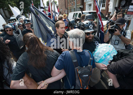 Charlottesville, USA. 12 Aug, 2017. Neonazis, White supremacists und andere Alt-rechten Fraktionen scuffled mit Gegendemonstranten in der Nähe von Emanzipation Park (ehemals "Lee Park') in der Innenstadt von Charlottesville, Virginia. Nach dem Kampf zwischen Fraktionen eskalierte, Virginia State Police bestellt die Evakuierung von allen Parteien und Stornierung der 'richtigen' Rally Vereinen geplant ist, in den Park zu nehmen. Credit: Albin Lohr-Jones/Pacific Press/Alamy leben Nachrichten Stockfoto