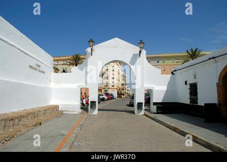 Eingang Bogen von La Caleta Strand entlang des Paseo Fernando Chinone, Cadiz, Andalusien, Provinz Cadiz, Andalusien, Spanien, Westeuropa führt. Stockfoto