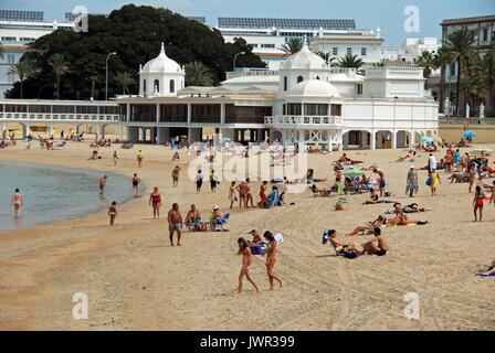 Touristen entspannen auf La Caleta Strand mit der seebrücke an der Rückseite, Cadiz, Andalusien, Provinz Cadiz, Andalusien, Spanien, Europa. Stockfoto