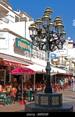 Reich verzierte Laterne mit Straßencafés auf der Rückseite entlang der Straße San Miguel, Torremolinos, Provinz Malaga, Andalusien, Spanien, Europa. Stockfoto