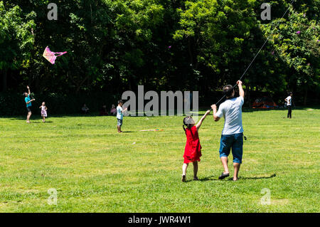 Vater und Tochter, wahrscheinlich Mittelschicht Chinesisch, fly a Kite zusammen an lianhuashan Park an einem sonnigen Nachmittag in Shenzhen, China Stockfoto