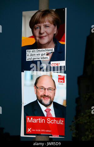 AUGUST 12, 2017 - BERLIN: Wahlplakate von Bundeskanzlerin Angela Merkel (CDU) und ihr Herausforderer, Martin Schulz (SPD), bei der anstehenden Wahl Stockfoto