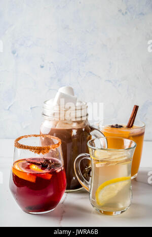 Auswahl von verschiedenen Herbst traditionelle Getränke: heiße Schokolade mit Marshmallows, Tee mit Zitrone und Ingwer, Weiß Kürbis würziger Sangria, Glühwein. O Stockfoto