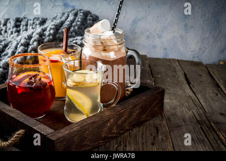 Auswahl von verschiedenen Herbst traditionelle Getränke: heiße Schokolade mit Marshmallows, Tee mit Zitrone und Ingwer, Weiß Kürbis würziger Sangria, Glühwein. O Stockfoto