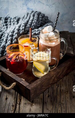 Auswahl von verschiedenen Herbst traditionelle Getränke: heiße Schokolade mit Marshmallows, Tee mit Zitrone und Ingwer, Weiß Kürbis würziger Sangria, Glühwein. O Stockfoto