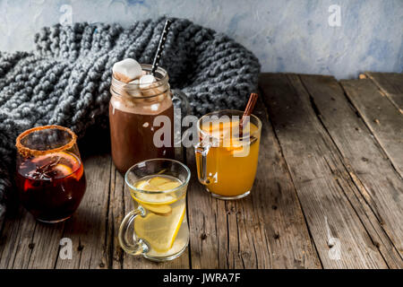 Auswahl von verschiedenen Herbst traditionelle Getränke: heiße Schokolade mit Marshmallows, Tee mit Zitrone und Ingwer, Weiß Kürbis würziger Sangria, Glühwein. O Stockfoto
