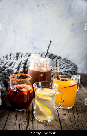 Auswahl von verschiedenen Herbst traditionelle Getränke: heiße Schokolade mit Marshmallows, Tee mit Zitrone und Ingwer, Weiß Kürbis würziger Sangria, Glühwein. O Stockfoto
