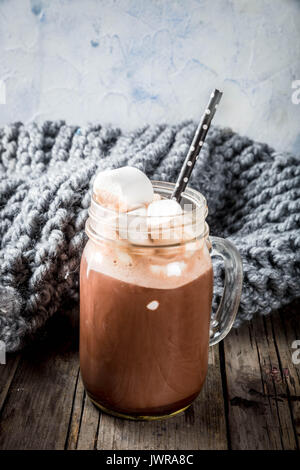 Traditionelle Herbst Winter Getränke und Leckereien. Tasse heiße Schokolade mit Marshmallows alten rustikalen Holztisch. Gemütliche Atmosphäre, Platz kopieren Stockfoto