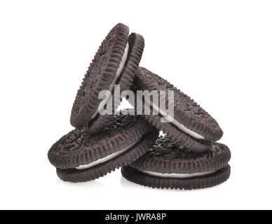 Sandwich Schokolade Cookies mit Sahne auf weißem Hintergrund Stockfoto