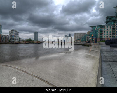 Südlich Ufer der Themse, London UK auf nassen Tag mit grauen Wolken Stockfoto