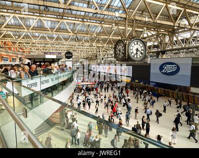 Waterloo Station London UK bei Besetzt Freitag Abend mit Pendler und Reisende Stockfoto