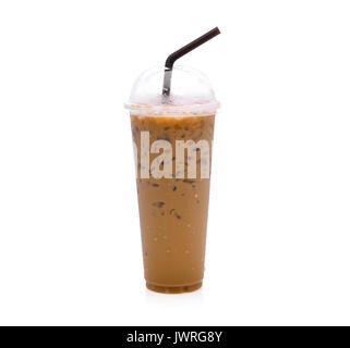 Eiskaffee in Plastikbecher auf weißem Hintergrund Stockfoto