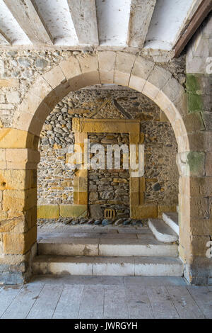 Steinbogen in der ummauerten Stadt Navarrenx, Pyrénées-Atlantiques, Frankreich. Stockfoto