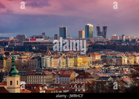 Blick auf die Altstadt mit bunten Häusern und roten Dächern und modernen Gebäuden auf Hintergrund in Prag, Tschechische Republik. Stockfoto
