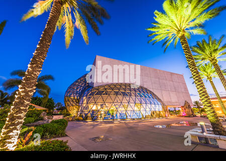 ST. PETERSBURG, Florida - April 6, 2016: Äußere des Salvador Dali Museum. Das Museum beherbergt die größte Sammlung von Dali's Arbeit außerhalb Europas. Stockfoto