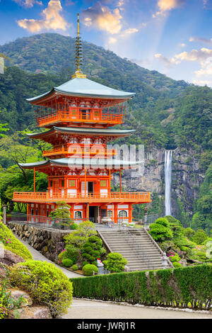 Nachi, Japan bei der Pagode von Seigantoji und Nachi keine Taki Wasserfall. Stockfoto