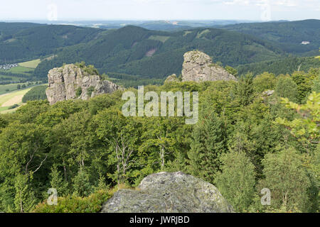 Anzeigen von Bornstein (links) und Goldstein (rechts) aus Feldstein, Bruchhausen Felsen, Sauerland, Nordrhein-Westfalen, Deutschland Stockfoto