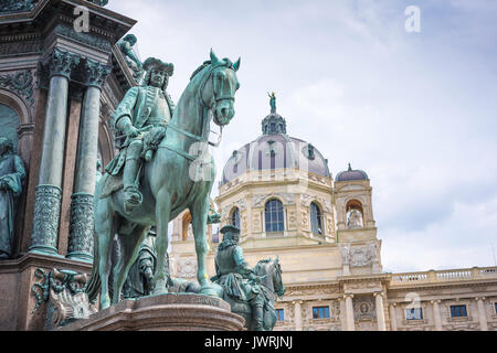 Wien Museum District, Ansicht des Wiener Kunsthistorischen Museums Gebäude mit Equestrian Statuen auf der Maria Theresia Denkmal im Vordergrund. Stockfoto