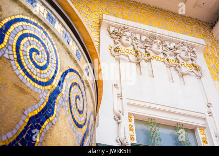 Wiener Secession Gebäude Blick auf ein großes Mosaik Schüssel neben dem Jugendstil Eingang des Gebäudes der Wiener Secession. Stockfoto