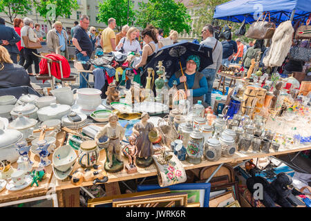 Wien Naschmarkt, Blick auf einen überfüllten Antiquitätenstand im größten Markt der Stadt, dem Naschmarkt im Zentrum von Wien, Österreich. Stockfoto