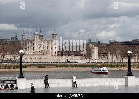 London England, Tower of London, Themse, historische Königspaläste, Königspalast Ihrer Majestät, Menschen sitzen, Paar küssen, historische Burg Stockfoto