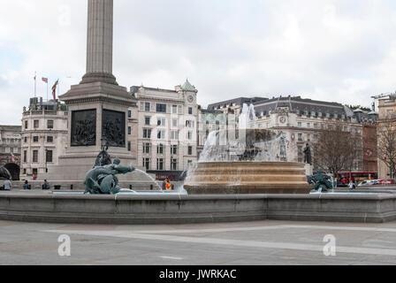 London England, Trafalgar Square, City of Westminster, Touristenattraktion, London Public Park, Springbrunnen am Trafalgar Square, Nelson's Column Monument Stockfoto