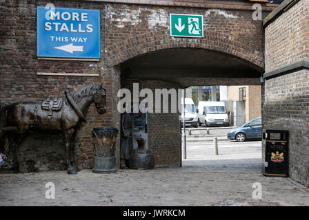 London England, Camden Market, Statue des Schuhmacherers, Pferdesstatue, Brücke und Unterführung, Ziegelmauern, Stallschild, Camden Town, Camden Stables Stockfoto