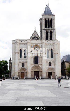 1-3 der Basilika von Saint Denis, mittelalterlichen Abteikirche in der Stadt Saint-Denis, einem nördlichen Vorort von Paris, Frankreich, Stockfoto