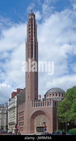 Die Kirche von St. Odile, Paris, Frankreich, eine der Chantiers du Cardinal, Baustellen Kardinal, in den 1930er Jahren eingeweiht. Stockfoto