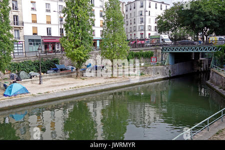 Kleine Tented Camp von Obdachlosen auf ein Stück Land neben dem Canal St. Martin im 10. Arrondissement von Paris, Frankreich, Stockfoto