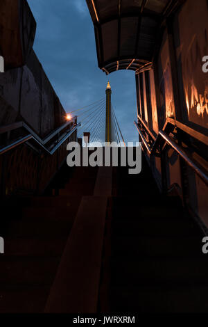 Treppen zu den Rama-VIII-Brücke über den Chao Phraya in Bangkok, Thailand Stockfoto