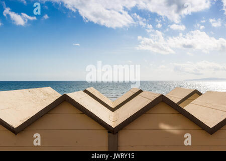 Follonica Strand und Baden Hütten vor Tyrrhenischen Meer, Italien Stockfoto