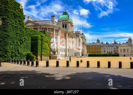 London, Großbritannien, 21. Juli 2017: Old Admiralty Building an Horseguard's Parade. Eine Seitenansicht von St. Jame's Park. Stockfoto