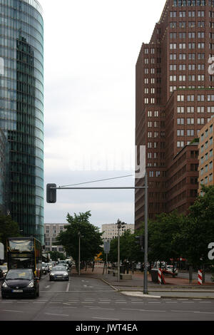 Berlin, Deutschland - 21. Juni 2016: Verkehr vor dem modernen Glasfassaden der Sony Center und dem DB-Hochhaus am 21 Juni 2016 in Berlin. Stockfoto