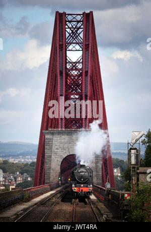 Eigenständige Foto. Die LMS Stanier Black Five Dampflok fährt über die Forth Brücke, Dalmeny, in der Nähe von Edinburgh. Stockfoto