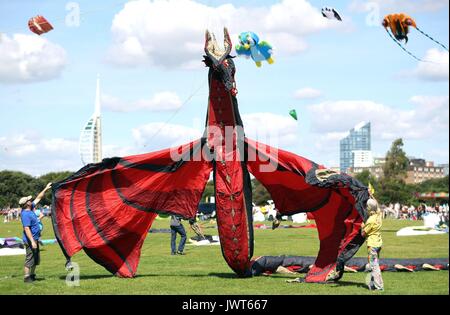 Drachen sind über Southsea Common während der Portsmouth Kite Festival 2017 in Fareham, Hampshire geflogen. Stockfoto