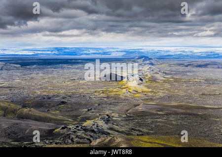 Dramatische Vulkanlandschaft mit Kette von Kratern und Gletscher Hintergrund, Lakagigar, Island Stockfoto