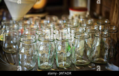 Große Anzahl der saubere, sterile Gläser ohne Deckel trocknen vor der Befuellung mit bewahren Stockfoto