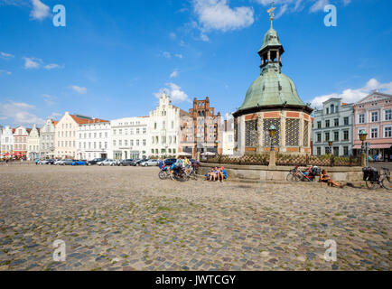 Marktplatz, am Markt mit der wasserkunst Brunnen, Wismar, Mecklenburg-Vorpommern, Deutschland Stockfoto