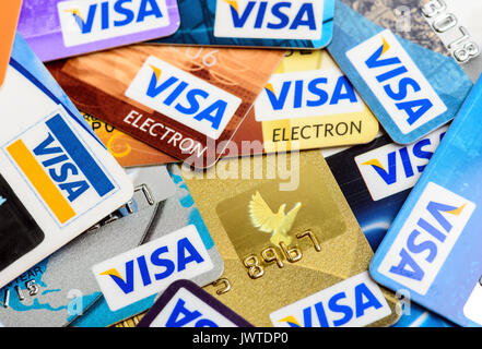 Moscowi, Russland - 05. August 2017: Viele Visa Kreditkarten Nahaufnahme Stockfoto