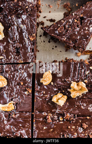 Raw vegan handgemacht Brownie mit Walnüsse in der Backform. Vegetarische Konzept der gesunden Ernährung. Ansicht von oben Stockfoto