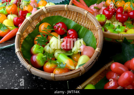 Obst Form Dessert oder Schauen choop in Thailand vom Boden Mung Bohnen sculp Obst und Gemüse Stil Foto in Flash Studio Beleuchtung. Stockfoto